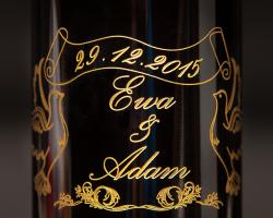 Fles wijn gegraveerd met roterende graveermachine