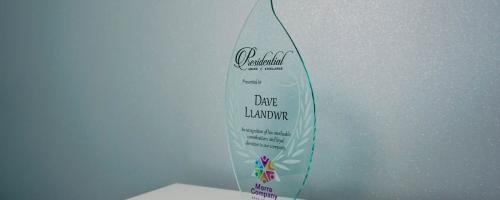 Gepersonaliseerde acryl trofee voor werknemerserkenning gemaakt met lasergravure